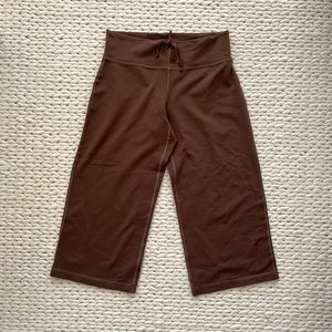 Lululemon cropped yoga pant in brown size 6